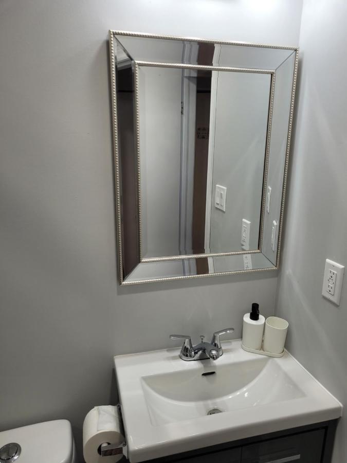 Guest House Basement - Master Bedrooms In Bayview Village Торонто Екстер'єр фото