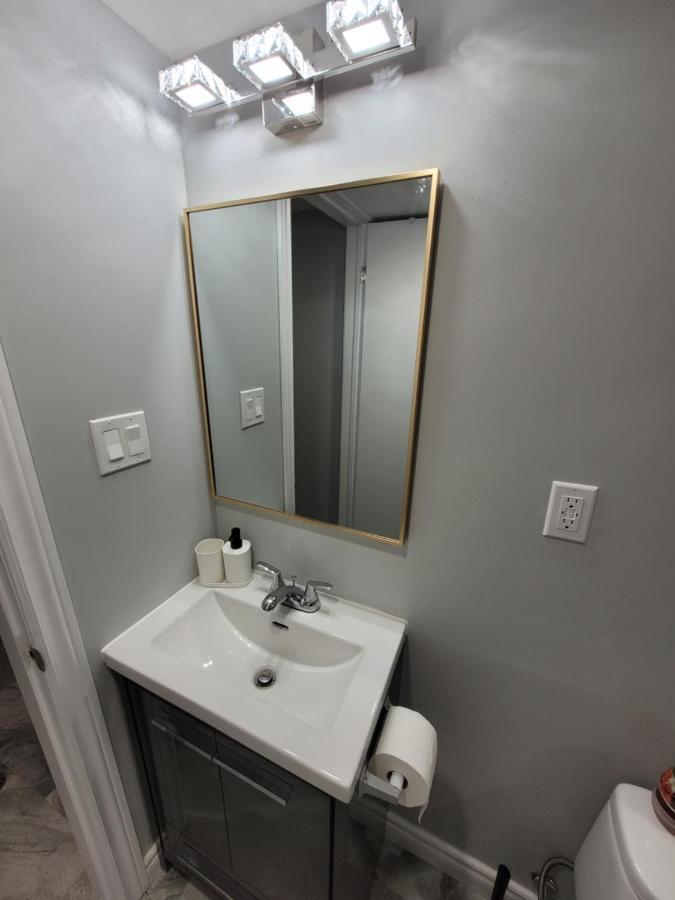 Guest House Basement - Master Bedrooms In Bayview Village Торонто Екстер'єр фото